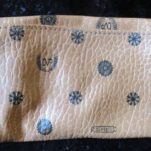 Accent On You Classic Floral Stamped Faux Leather Wallet w/Snap In Key Chain - Picture 2 of 6